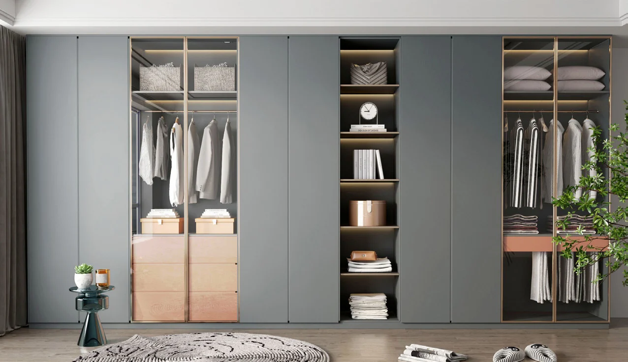 Built-in wardrobe wall with open and closed storage