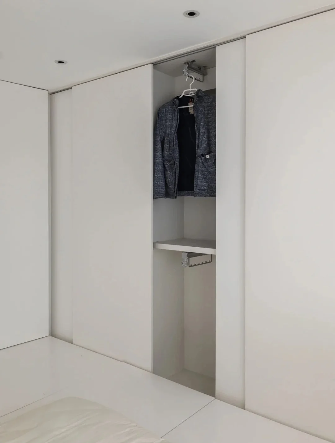 Hinged wardrobe with open display sections