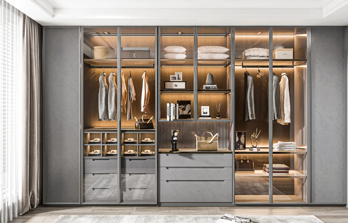 Sliding wardrobe system with organised internal storage